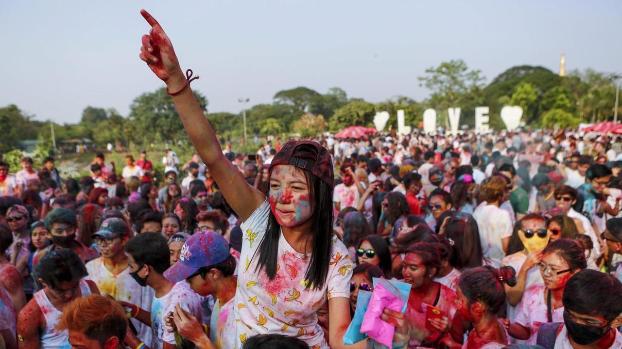 In Farben bedeckte Menschen während des ersten Holi-Festivals in Yangon, Myanmar am 26.März 2016. Tausende Menschen nahmen an diesem Event teil, welches vom indischen Holi-Fest inspiriert ist. In Farben bedeckte Menschen während des ersten Holi-Festivals in Yangon, Myanmar am 26.März 2016. Tausende Menschen nahmen an diesem Event teil, welches vom indischen Holi-Fest inspiriert ist.