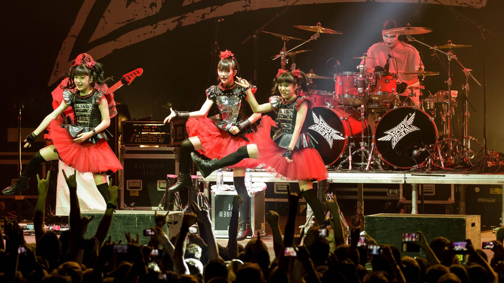 Die japanische Mädchenband Babymetal 2015 beim Rockavaria-Open Air im Olympiapark in München. Die japanische Mädchenband Babymetal 2015 beim Rockavaria-Open Air im Olympiapark in München.