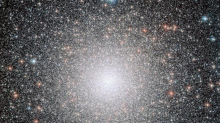 Der kugelförmige Sternhaufen NGC 6388, aufgenommen mit dem Hubble-Weltraumteleskop. Der kugelförmige Sternhaufen NGC 6388, aufgenommen mit dem Hubble-Weltraumteleskop.