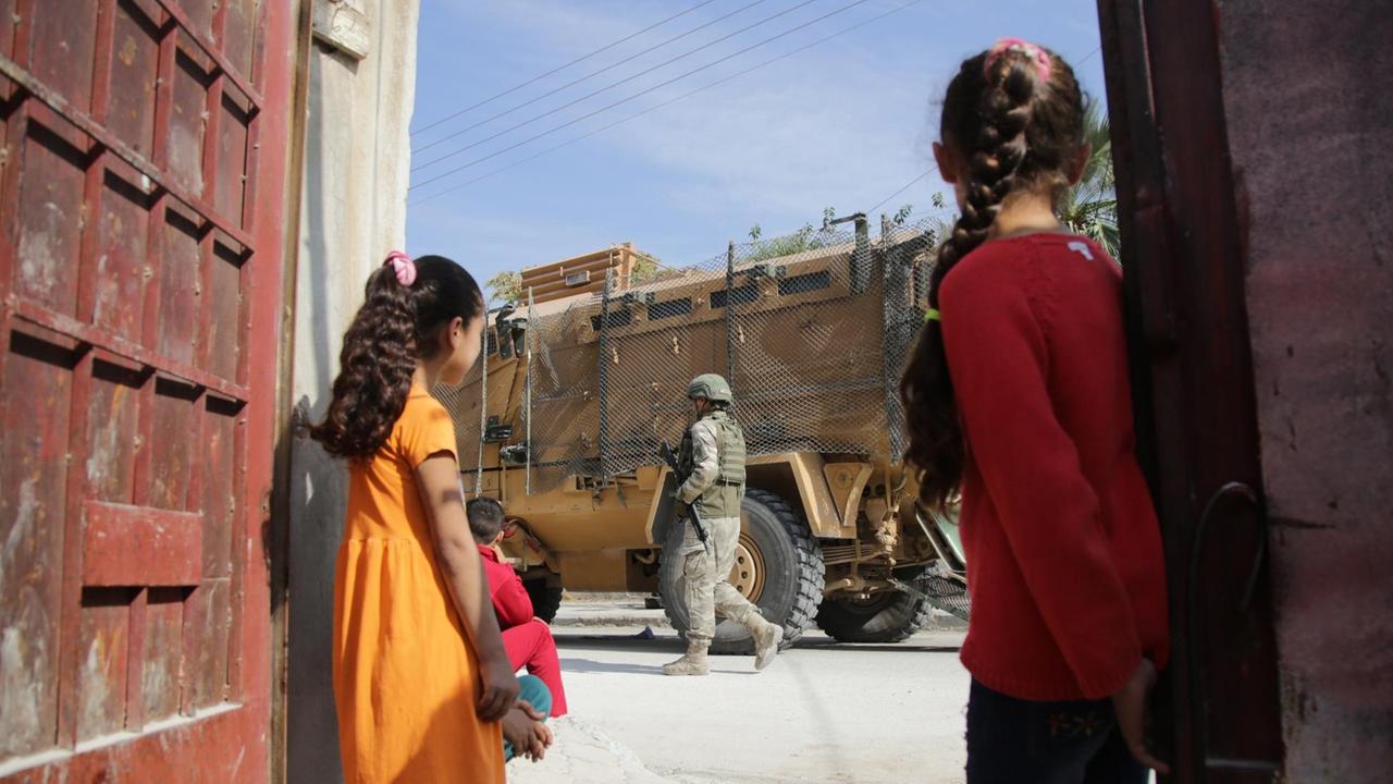 Türkische Soldaten patrouillieren in der nordsyrisch kurdischen Stadt Tal Abyad an der Grenze zwischen Syrien und der Türkei
