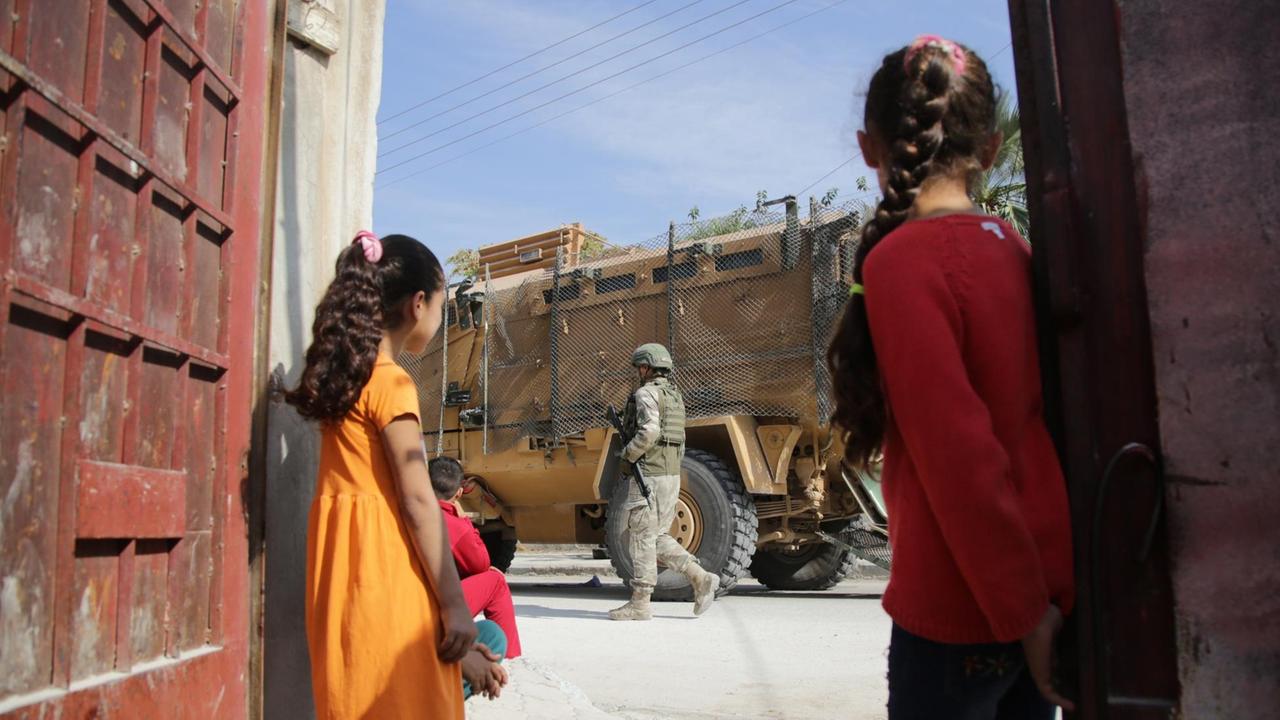Türkische Soldaten patrouillieren in der nordsyrisch kurdischen Stadt Tal Abyad an der Grenze zwischen Syrien und der Türkei Türkische Soldaten patrouillieren in der nordsyrisch kurdischen Stadt Tal Abyad an der Grenze zwischen Syrien und der Türkei