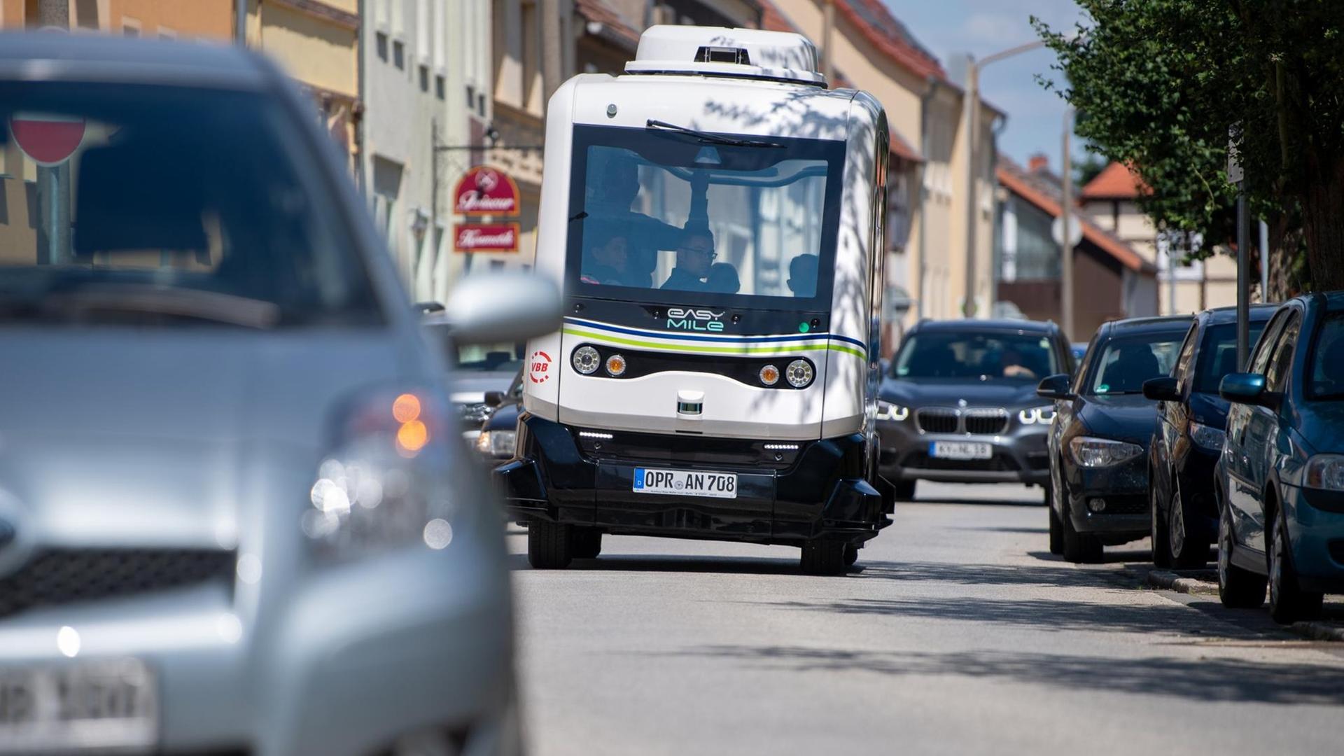Der selbstfahrende Kleinbus in Wusterhausen: Langsam aber sicher bahnt er sich seinen Weg durch den Verkehr. Der selbstfahrende Kleinbus in Wusterhausen: Langsam aber sicher bahnt er sich seinen Weg durch den Verkehr.