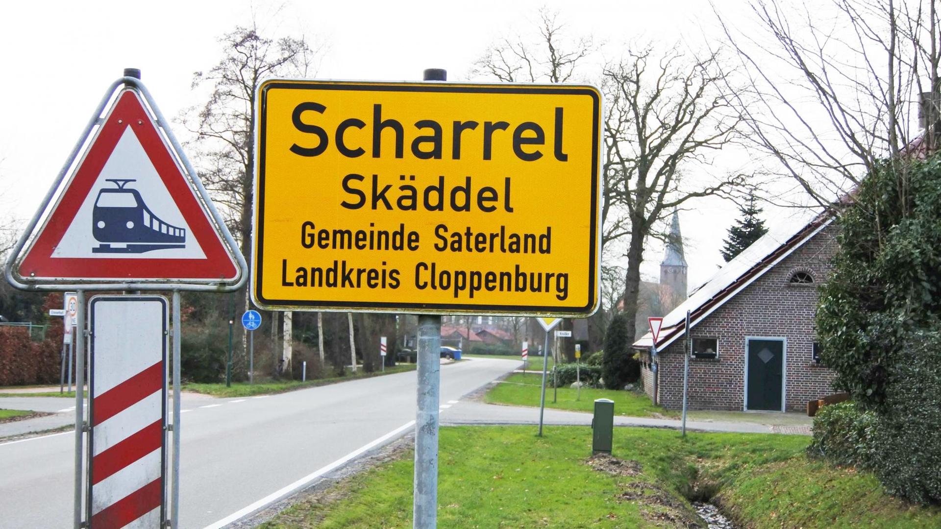 Ortsschild von Scharrel, das auf Saterfriesich Skäddel heißt Ortsschild von Scharrel, das auf Saterfriesich Skäddel heißt