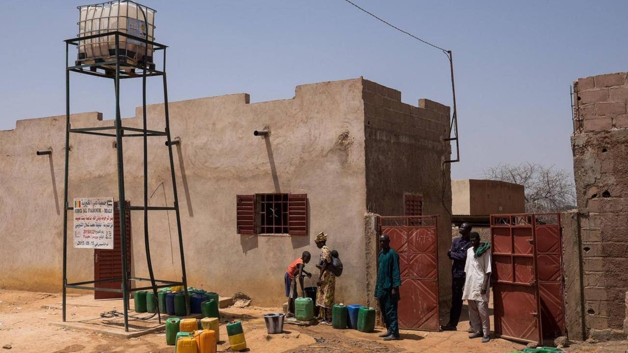 Rural electrification and solar energy in sub-Saharan Africa. - 04/03/2016 - - Yorosso (Mali), March 4th, 2016: The Yorosso s network is used by a large part of the street s village. A number of buildings are using this network. Also used by a pump that is itself used to power a water tower from the neighborhood where people can come to drink clean water. - PUBLICATIONxINxGERxSUIxAUTxONLY NicolasxRemenex/xLexPictorium LePictorium_0146126 Rural Electrification and Solar Energy in Sub Saharan Africa 04 03 2016 Mali March 4th 2016 The S Network IS Used by a Large Part of The Street S Village a Number of Buildings are Using This Network Thus Used by a Pump Thatcher IS itself Used to Power a Water Tower from The Neighborhood Where Celebrities CAN Come to Drink Clean Water PUBLICATIONxINxGERxSUIxAUTxONLY NicolasxRemenex xLexPictorium LePictorium_0146126