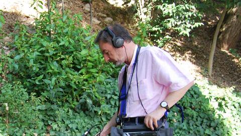 José Iges in den Gärten des Generalife (Granada) bei Aufnahmen mit einem Mikrofon und Kopfhörern.