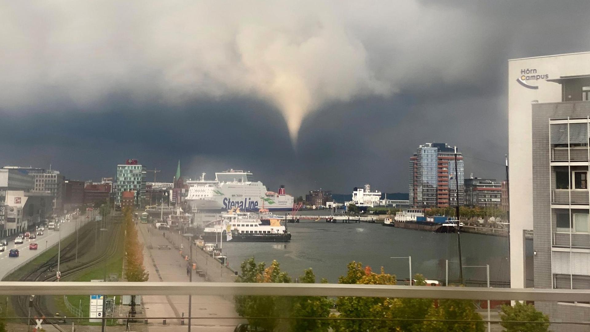 Eine Wind-Hose über der Stadt Kiel verletzte 7 Menschen Eine Wind-Hose über der Stadt Kiel verletzte 7 Menschen