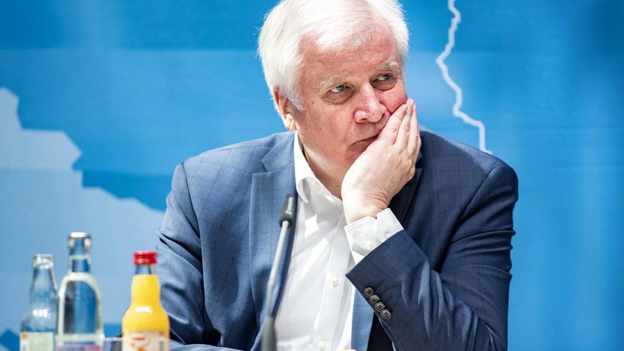 Innenminister Horst Seehofer während einer Pressekonferenz. Innenminister Horst Seehofer während einer Pressekonferenz.