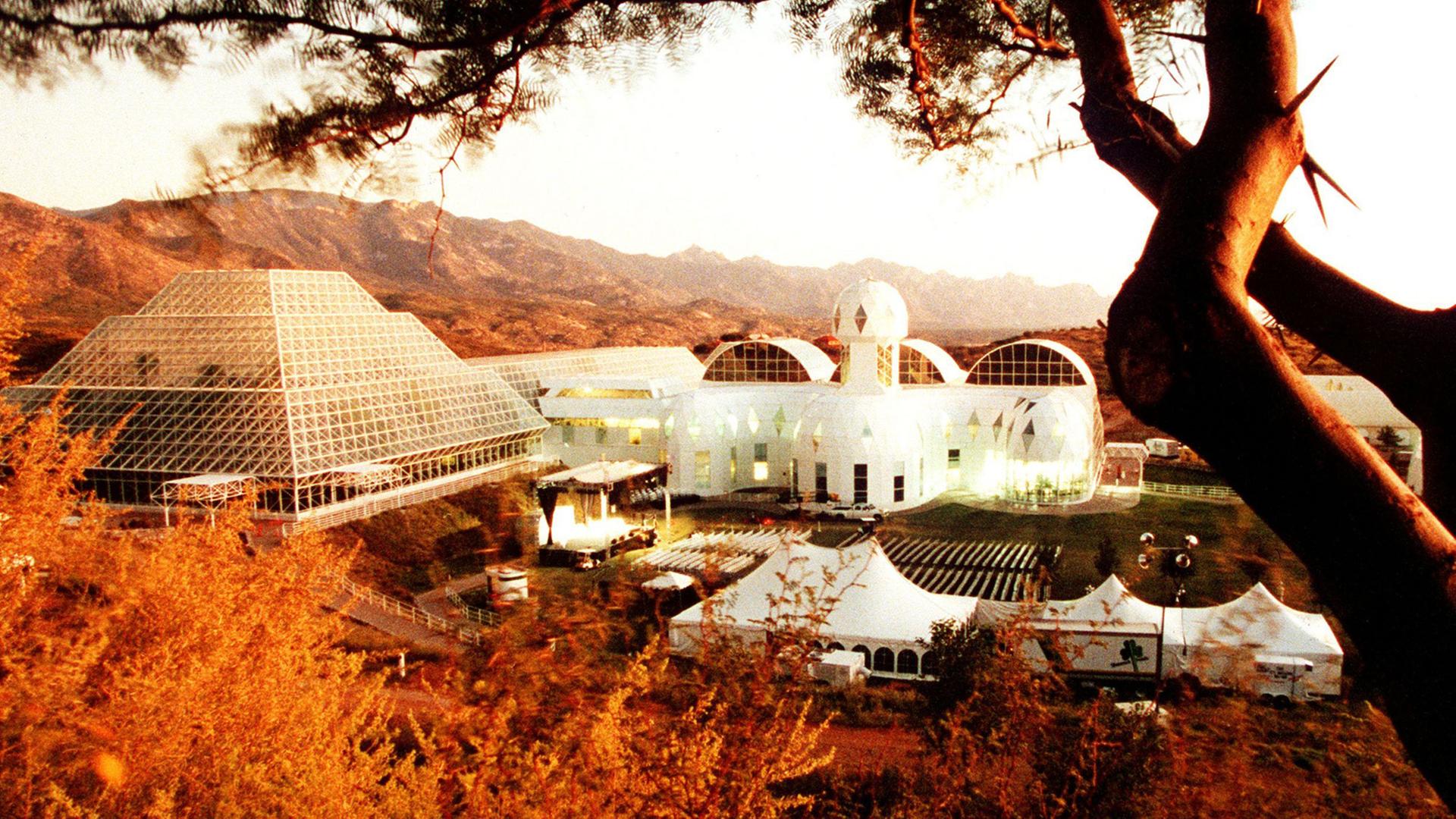 Die Biosphäre 2 in der Wüste Arizonas bei Oracle im September 1993. Die Biosphäre 2 in der Wüste Arizonas bei Oracle im September 1993.