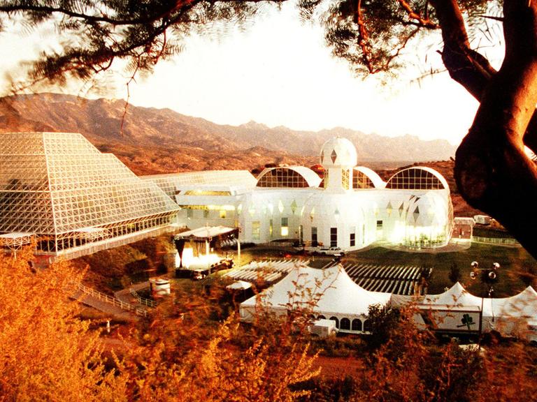 Die Biosphäre 2 in der Wüste Arizonas bei Oracle im September 1993.