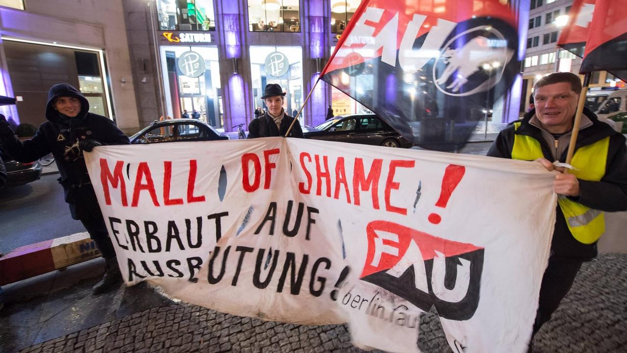 Demo in Berlin 2015: Arbeiter, die das Luxus-Einkaufszentrum Mall of Berlin mit errichtet habe, fordern ihre Löhne. Demo in Berlin 2015: Arbeiter, die das Luxus-Einkaufszentrum Mall of Berlin mit errichtet habe, fordern ihre Löhne.