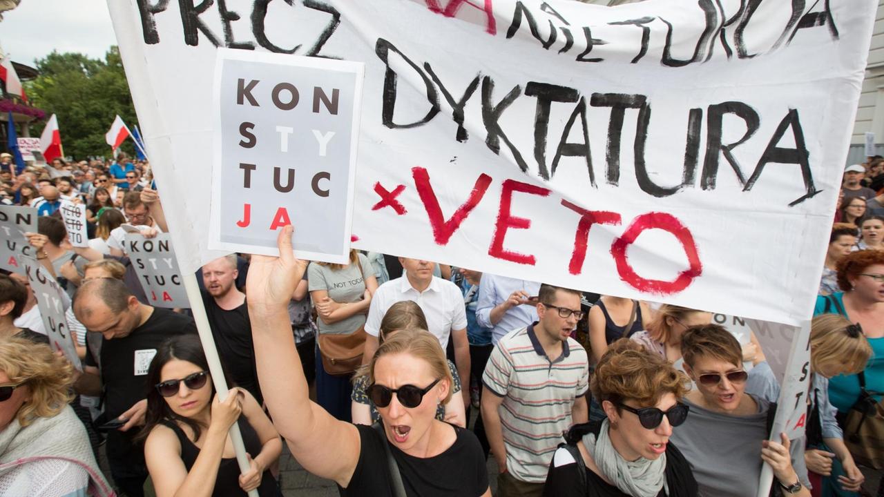 Protestanten am 24.07.2017 vor dem Präsidentenpalast in Warschau schwenken Plakate und fordern von Präsident Duda ein drittes Veto gegen die Justizreform. Protestanten am 24.07.2017 vor dem Präsidentenpalast in Warschau schwenken Plakate und fordern von Präsident Duda ein drittes Veto gegen die Justizreform.