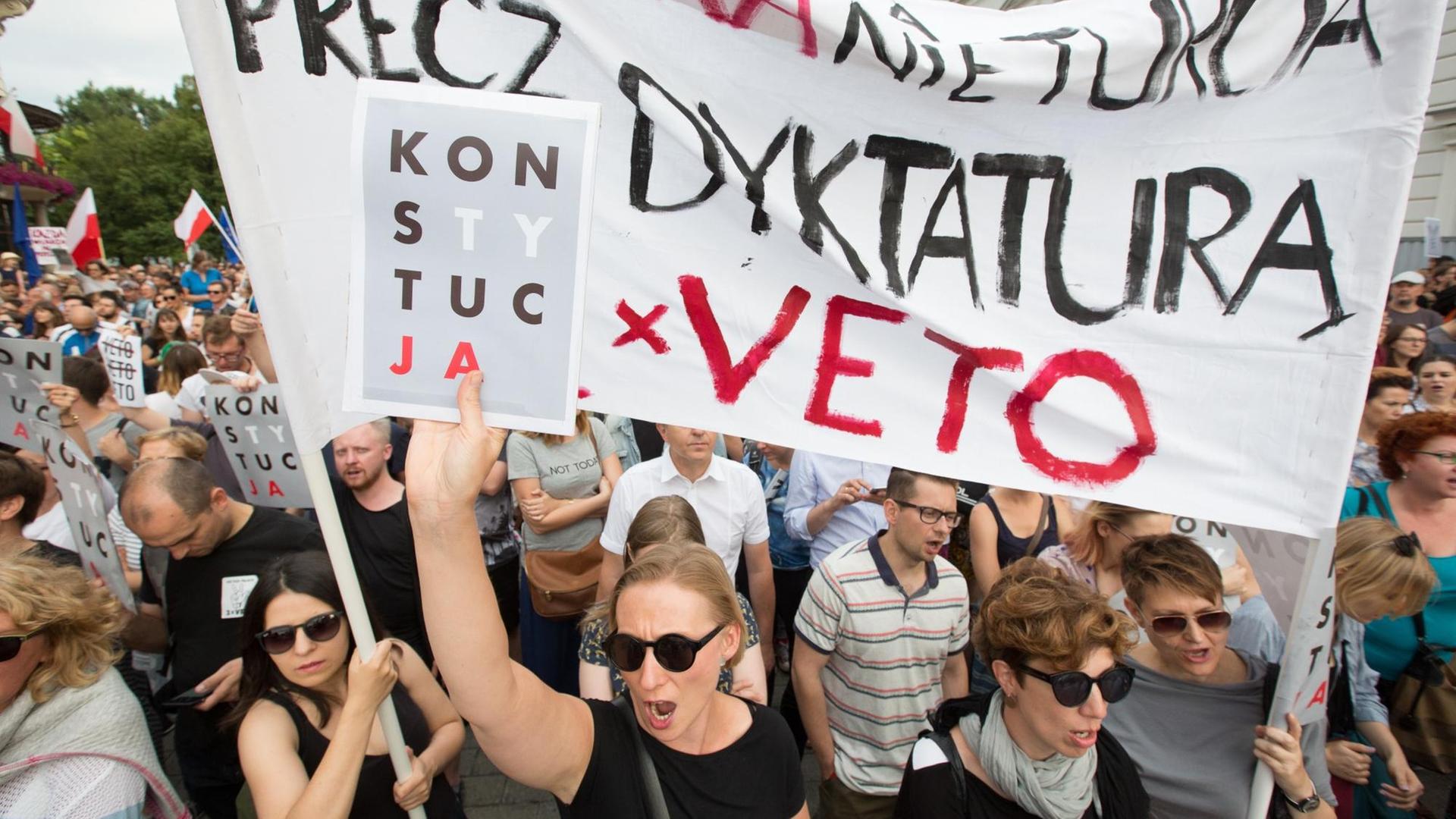 Protestanten am 24.07.2017 vor dem Präsidentenpalast in Warschau schwenken Plakate und fordern von Präsident Duda ein drittes Veto gegen die Justizreform. Protestanten am 24.07.2017 vor dem Präsidentenpalast in Warschau schwenken Plakate und fordern von Präsident Duda ein drittes Veto gegen die Justizreform.