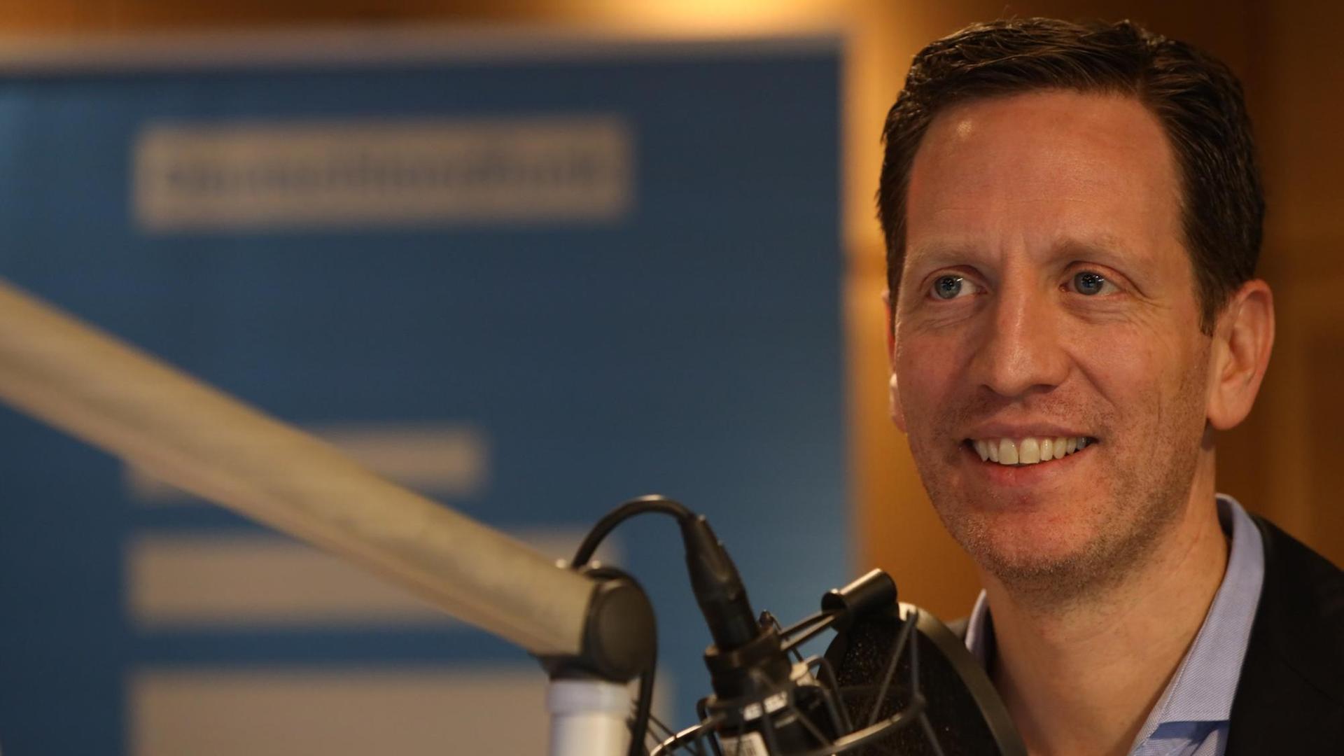 Professor Sascha Schmidt, Leiter des Center for Sports and Management in Düsseldorf, beim Gespräch im Deutschlandfunk-Studio. Professor Sascha Schmidt, Leiter des Center for Sports and Management in Düsseldorf, beim Gespräch im Deutschlandfunk-Studio.