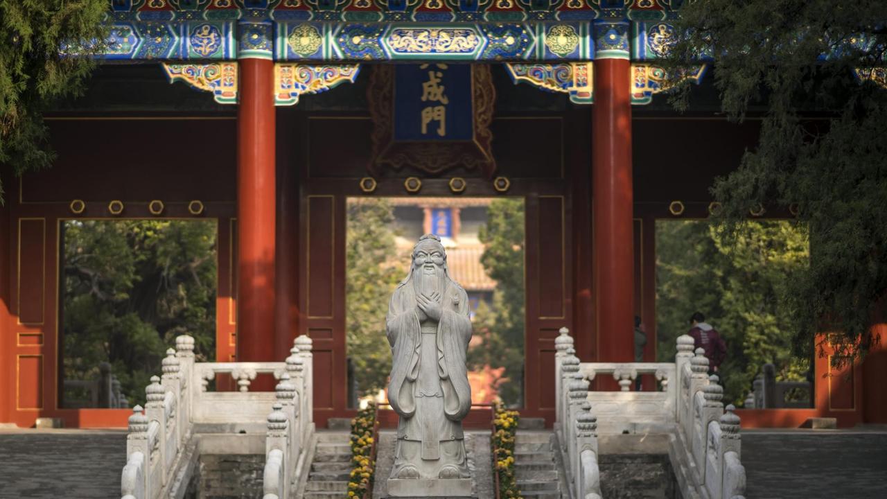 Statue von Konfuzius im Konfuziustempel in Peking.