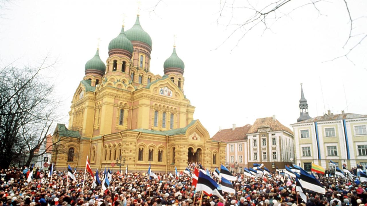 In Tallinn, der Hauptstadt Estlands, demonstrierten am 24.02.1990, dem alten Unabhängigkeits Estlands, Zehntausende Esten vor der Alexander-Newski-Kathedrale für ihre Unabhängigkeit. In Tallinn, der Hauptstadt Estlands, demonstrierten am 24.02.1990, dem alten Unabhängigkeits Estlands, Zehntausende Esten vor der Alexander-Newski-Kathedrale für ihre Unabhängigkeit.