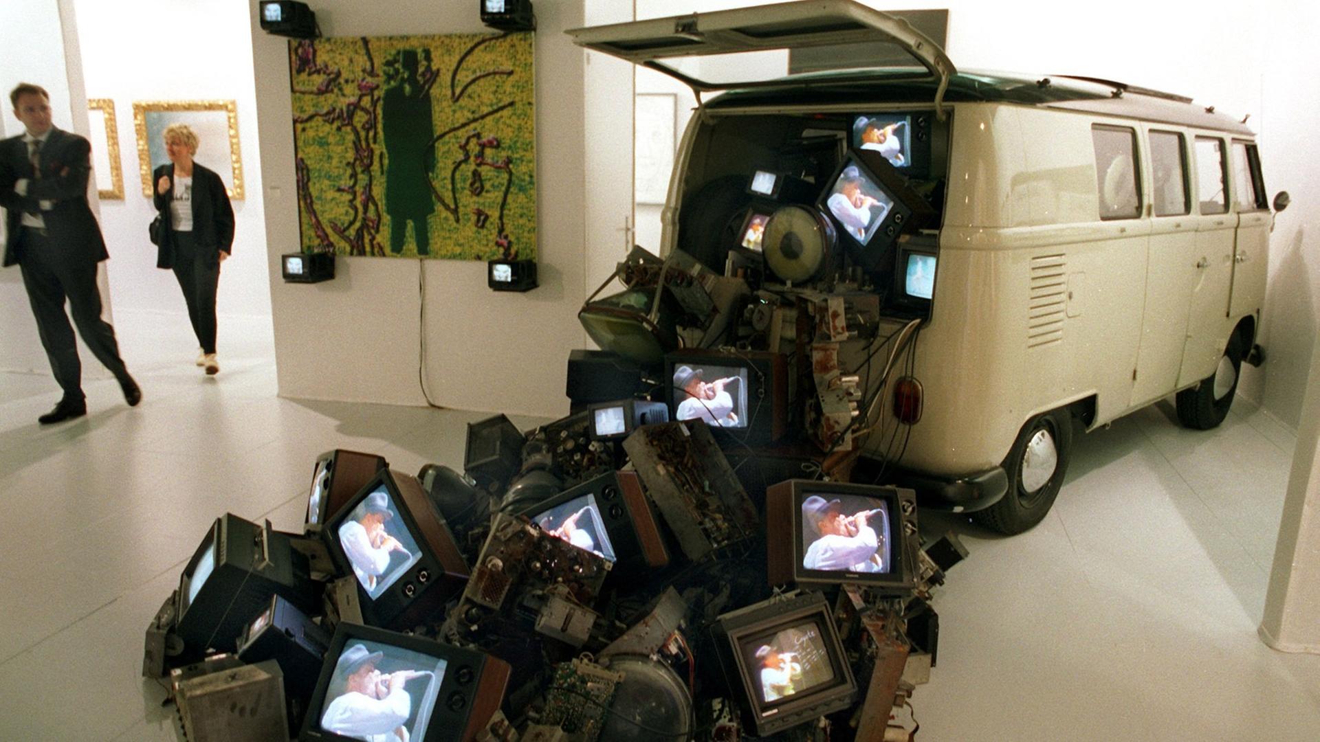 Die Installation "Beuys car" des koreanischen Künstlers Nam June Paik auf der Internationalen Kunstmesse "Art 26" in Basel 1995