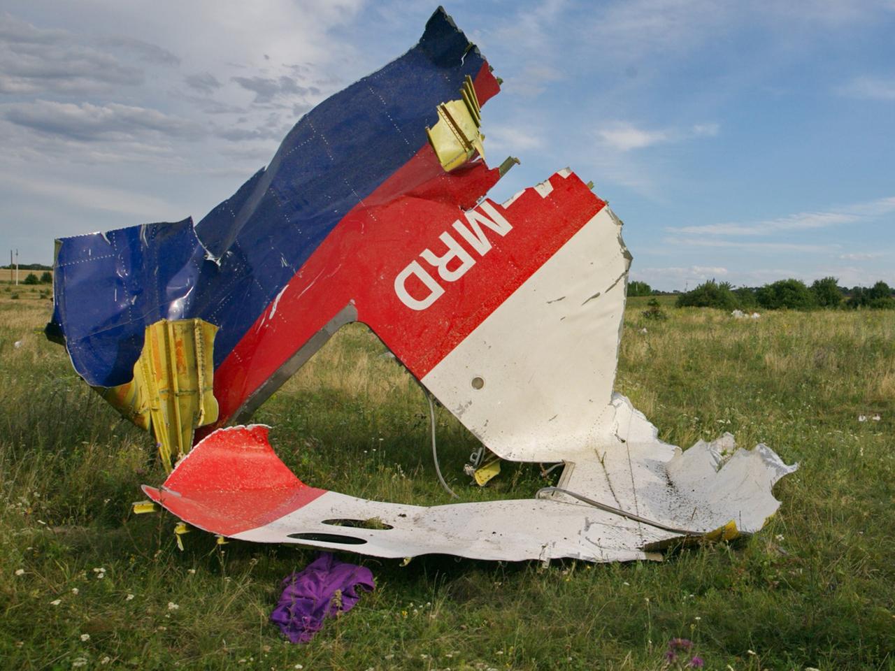 Wrackteil der in der Ukraine abgeschossenen Boeing 777 der Malaysia Airlines mit der Flugnummer MH 17 Wrackteil der in der Ukraine abgeschossenen Boeing 777 der Malaysia Airlines mit der Flugnummer MH 17