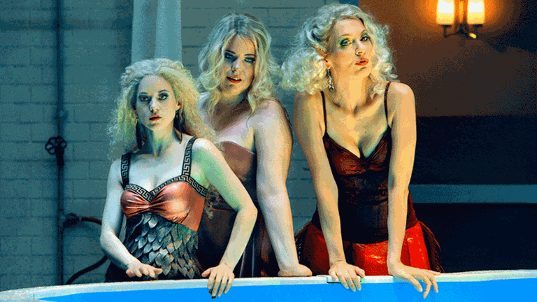 Die Rheintöchter Woglinde (Alexandra Steiner), Floßhilde (Wiebke Lehmkuhl) und Wellgunde (Stephanie Houtzeel) Die Rheintöchter Woglinde (Alexandra Steiner), Floßhilde (Wiebke Lehmkuhl) und Wellgunde (Stephanie Houtzeel)