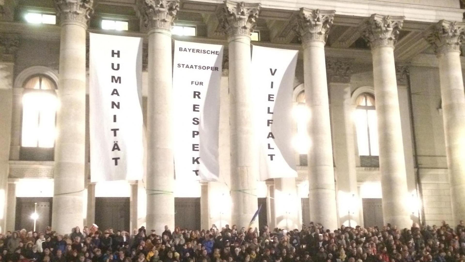 Demonstration "Platz da!" gegen Fremdenfeindlichkeit vor der Bayerischen Staatsoper in München Demonstration "Platz da!" gegen Fremdenfeindlichkeit vor der Bayerischen Staatsoper in München