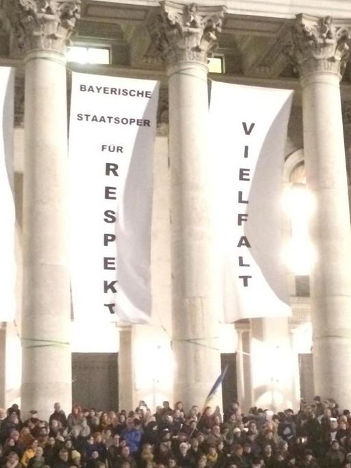 Demonstration "Platz da!" gegen Fremdenfeindlichkeit vor der Bayerischen Staatsoper in München