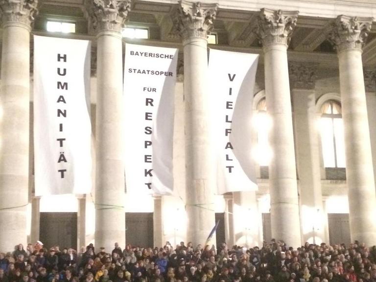 Demonstration "Platz da!" gegen Fremdenfeindlichkeit vor der Bayerischen Staatsoper in München