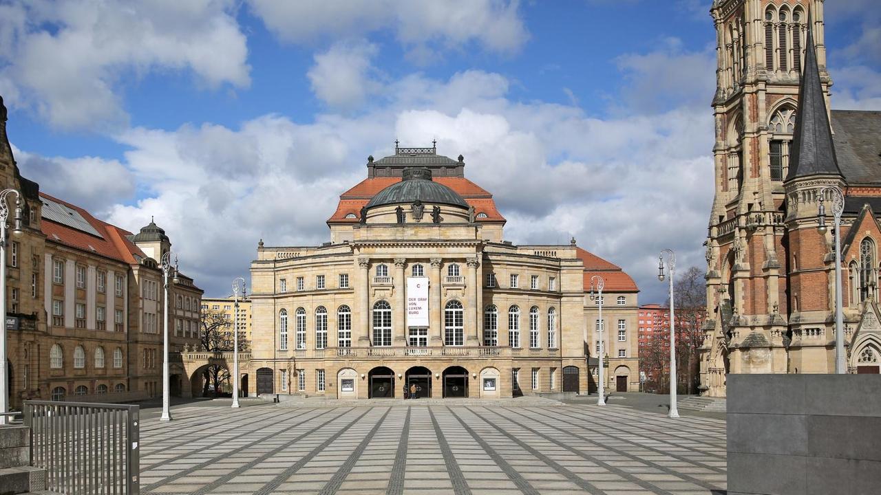 Blick auf das Opernhaus auf dem Theaterplatz, links die Kunstsammlungen Chemnitz im König-Albert-Museum, rechts die Kirche St. Petri, aufgenommen am 29.03.2016 in Chemnitz (Sachsen). Blick auf das Opernhaus auf dem Theaterplatz, links die Kunstsammlungen Chemnitz im König-Albert-Museum, rechts die Kirche St. Petri, aufgenommen am 29.03.2016 in Chemnitz (Sachsen).