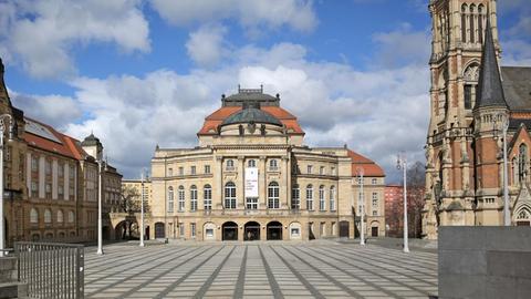 Blick auf das Opernhaus auf dem Theaterplatz, links die Kunstsammlungen Chemnitz im König-Albert-Museum, rechts die Kirche St. Petri, aufgenommen am 29.03.2016 in Chemnitz (Sachsen).