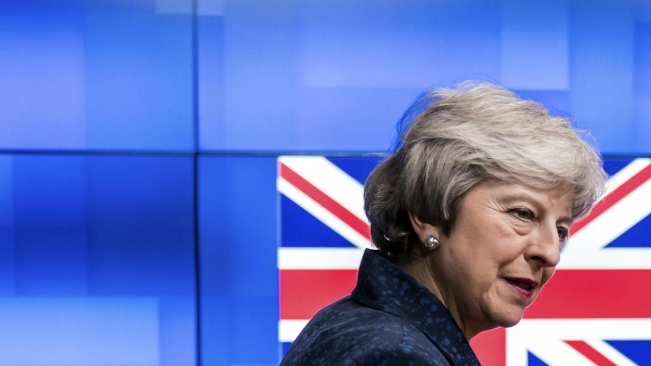 Die britische Premierministerin Theresa May blickt in Brüssel in eine Fotokamera. Die britische Premierministerin Theresa May blickt in Brüssel in eine Fotokamera.