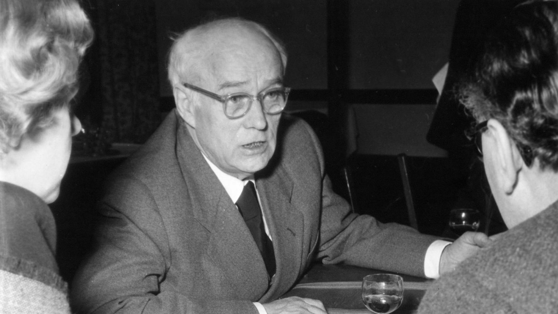 Der Schriftsteller Theodor Plievier (M, Pseud. Plivier) liest am 2. Februar 1954 im Studentenhaus in Berlin Teile aus seinem Werk "Berlin". Der Schriftsteller Theodor Plievier (M, Pseud. Plivier) liest am 2. Februar 1954 im Studentenhaus in Berlin Teile aus seinem Werk "Berlin".