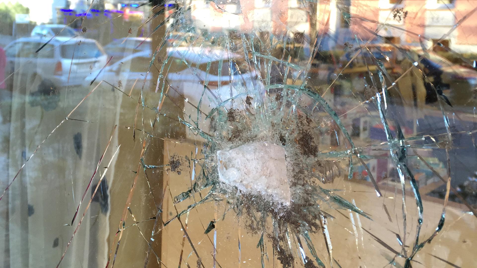 Die durch einen Anschlag zerstörte Schaufensterscheibe des Buchladens Leporello in Berlin-Neukölln. Die durch einen Anschlag zerstörte Schaufensterscheibe des Buchladens Leporello in Berlin-Neukölln.