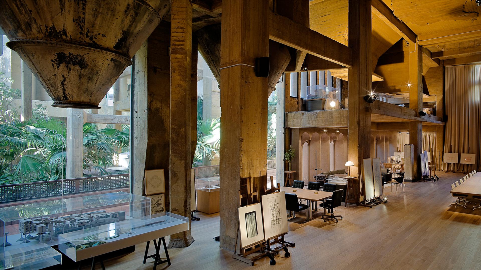 Blick in den Arbeitsraum des Architekten. Links hängt von der Decke ein Betonsilo. Blick in den Arbeitsraum des Architekten. Links hängt von der Decke ein Betonsilo.