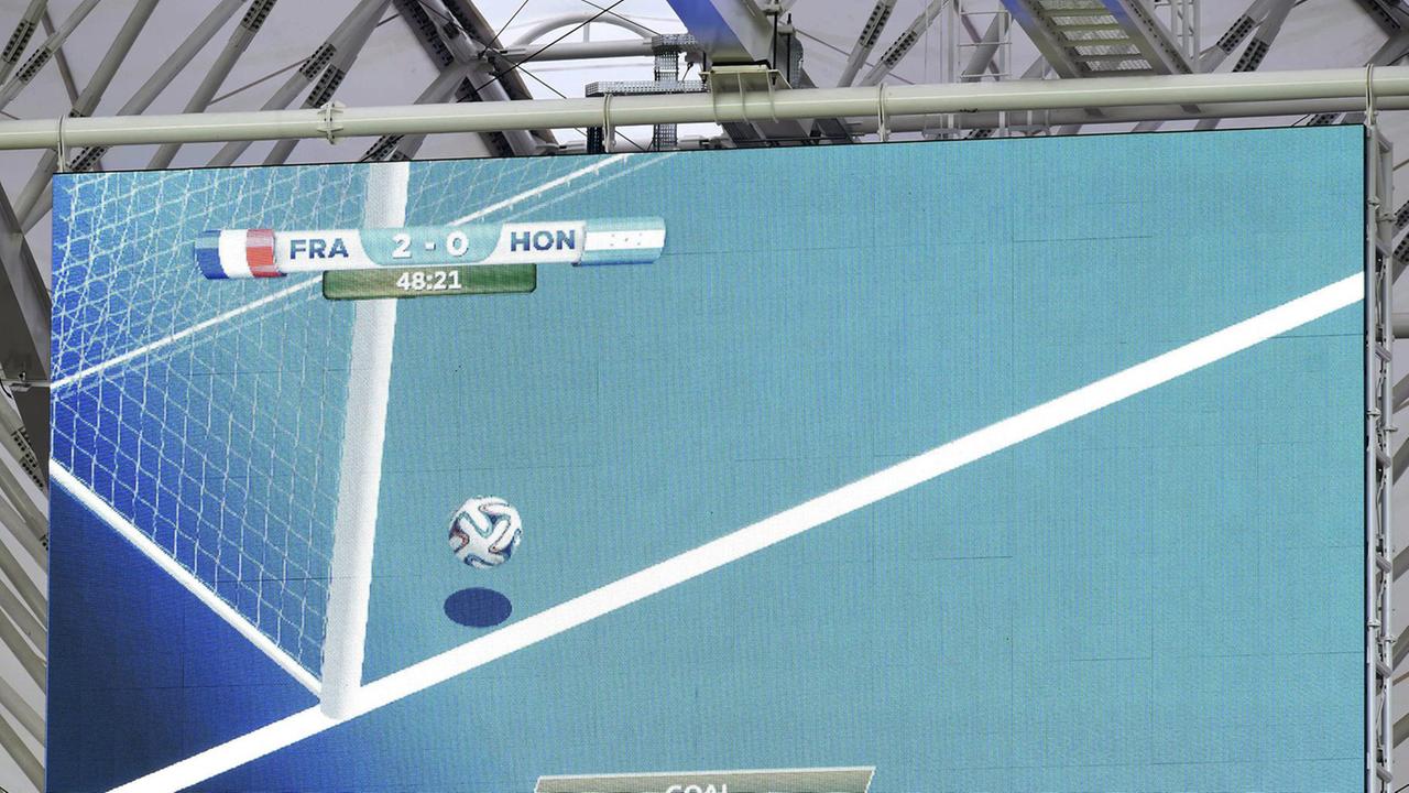 Die Anzeigetafel im WM-Stadion in Porto Alegre zeigt - dank der Torlinientechnik - das reguläre Tor der Franzosen zum 2:0 gegen Honduras an.