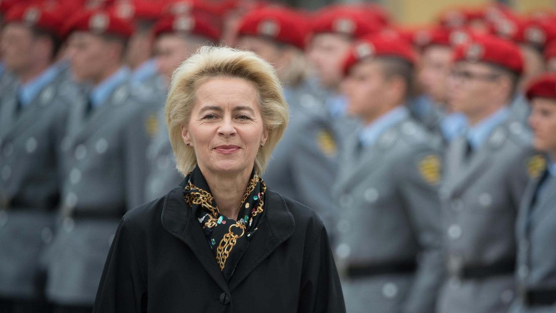 Bundesverteidigungsministerin Ursula von der Leyen (CDU), aufgenommen am 09.11.2015 während des Feierlichen Gelöbnisses in Bad Salzungen (Thüringen).