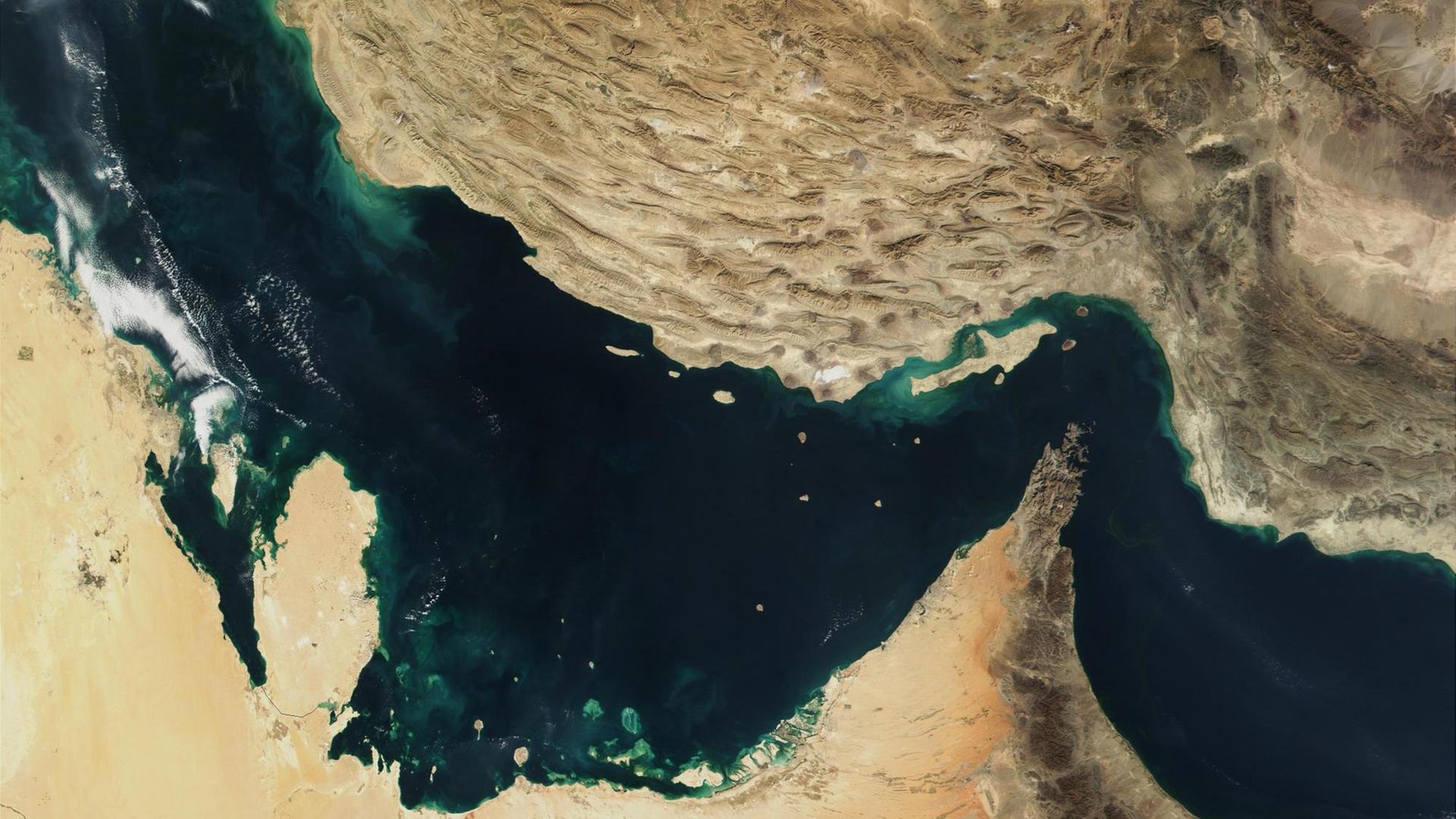 Der Persische Golf, die Straße von Hormus und der Golf von Oman in einer Satellitenaufnahme. Der Persische Golf, die Straße von Hormus und der Golf von Oman in einer Satellitenaufnahme.