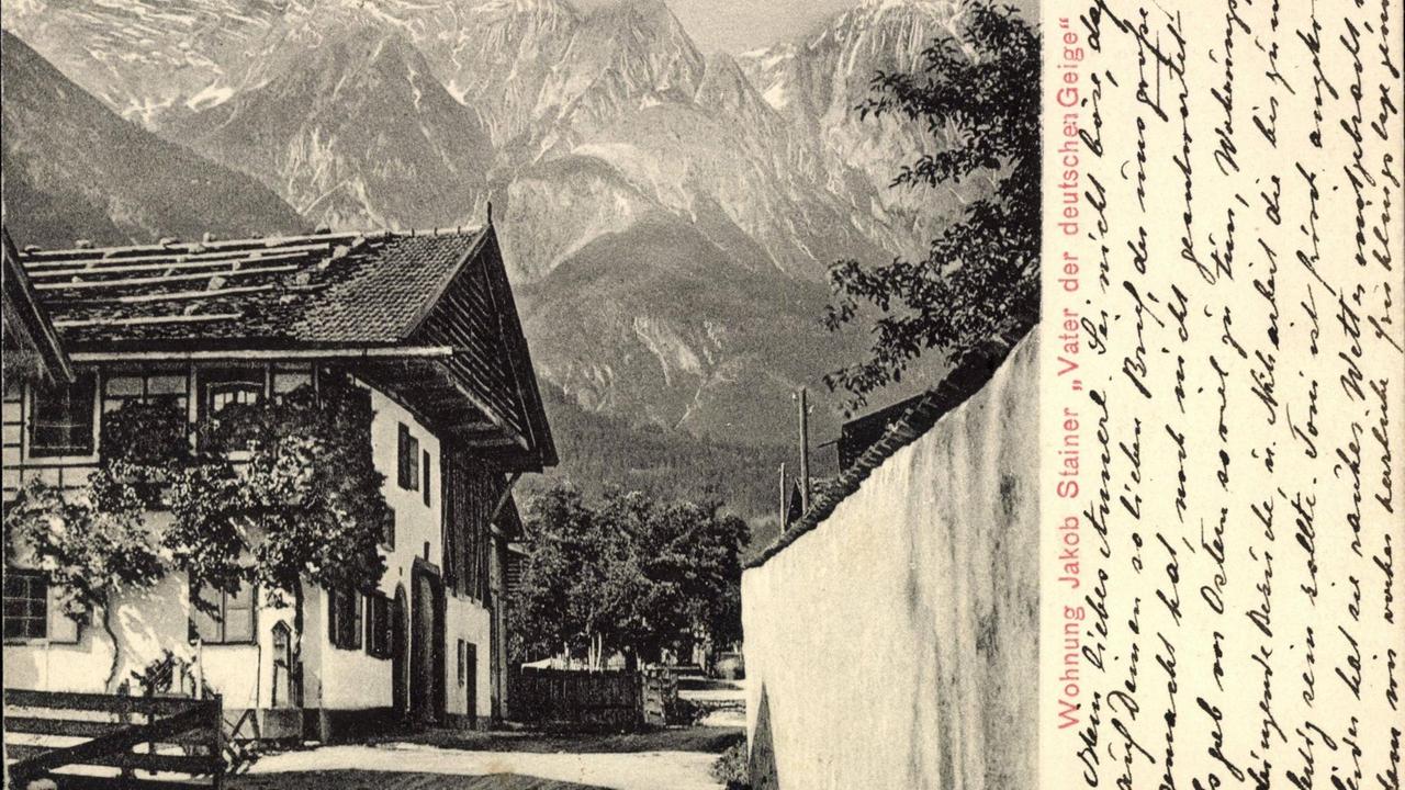 Postkarte von 1910, auf dem ein typischer Tiroler Hof vor Alpenpanorama zu sehen ist. Postkarte von 1910, auf dem ein typischer Tiroler Hof vor Alpenpanorama zu sehen ist.