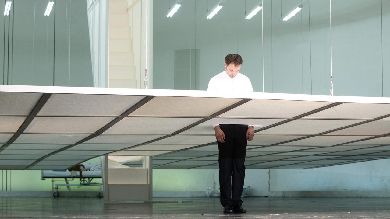 Der Schauspieler Steven Scharf in "Unterwerfung" nach dem Roman von Michel Houellebecq im Deutschen Theater in Berlin Der Schauspieler Steven Scharf in "Unterwerfung" nach dem Roman von Michel Houellebecq im Deutschen Theater in Berlin