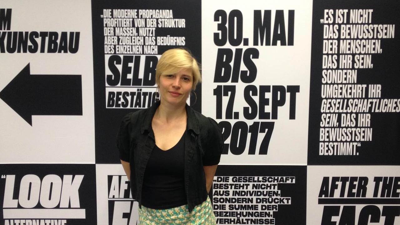 Kuratorin Stephanie Weber vor Plakaten zur Ausstellung "After the Fact. Propaganda im 21. Jahrhundert" (Bild: Andi Hörmann) Kuratorin Stephanie Weber vor Plakaten zur Ausstellung "After the Fact. Propaganda im 21. Jahrhundert" (Bild: Andi Hörmann)