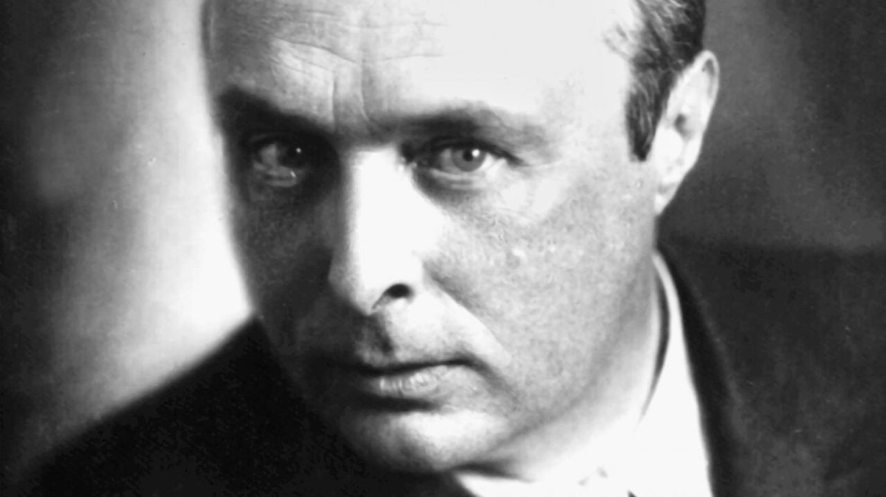 Ein Schwarzweißfoto des ungarischen Tänzers und Tanzpädagoge Rudolf von Laban in einer Aufnahme vor dem Zweiten Weltkrieg. Ein Schwarzweißfoto des ungarischen Tänzers und Tanzpädagoge Rudolf von Laban in einer Aufnahme vor dem Zweiten Weltkrieg.