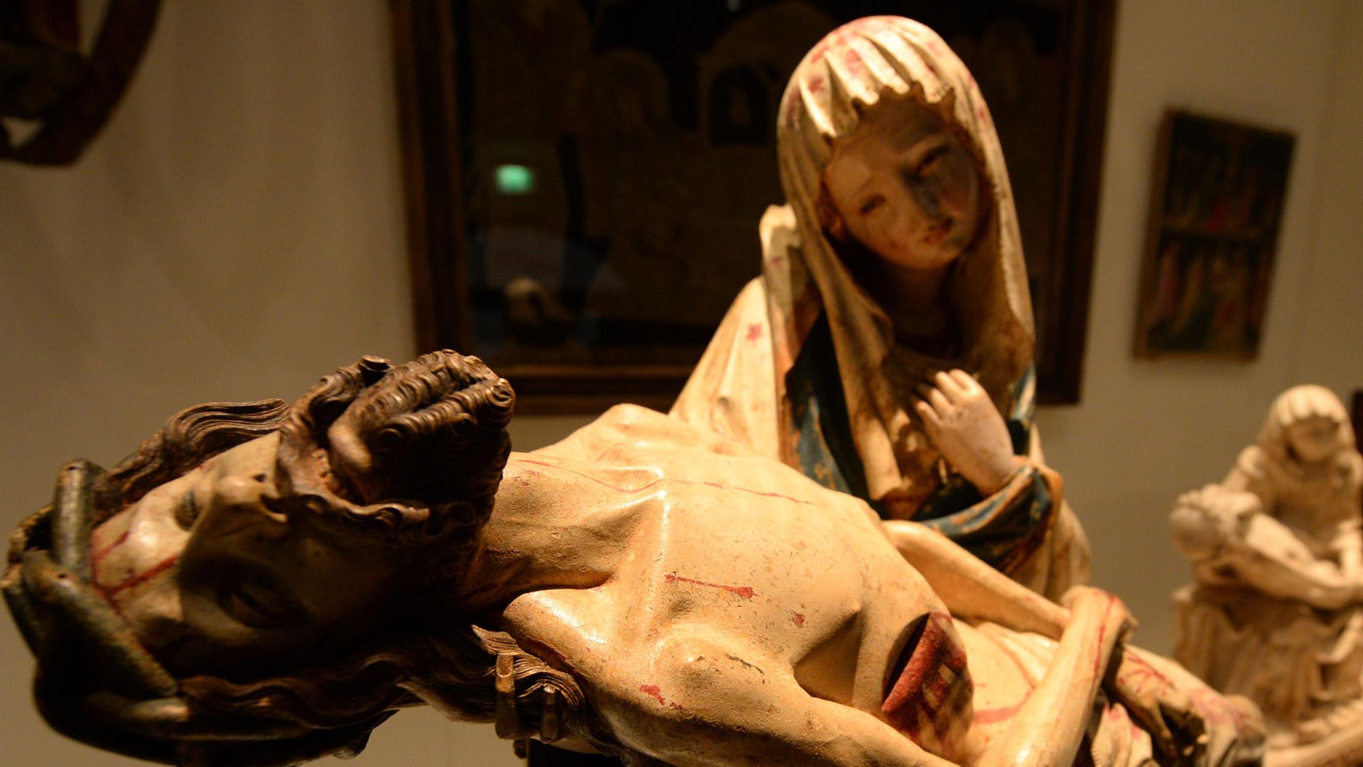 Ein Vesperbild von 1395, auf dem Maria den toten Jesus trägt, nachdem er vom Kreuz abgenommen worden war, ist am 25.04.2014 in Konstanz am Bodensee (Baden-Württemberg) im Konzilgebäude während der Landesausstellung zum Konstanzer Konzil zu sehen.