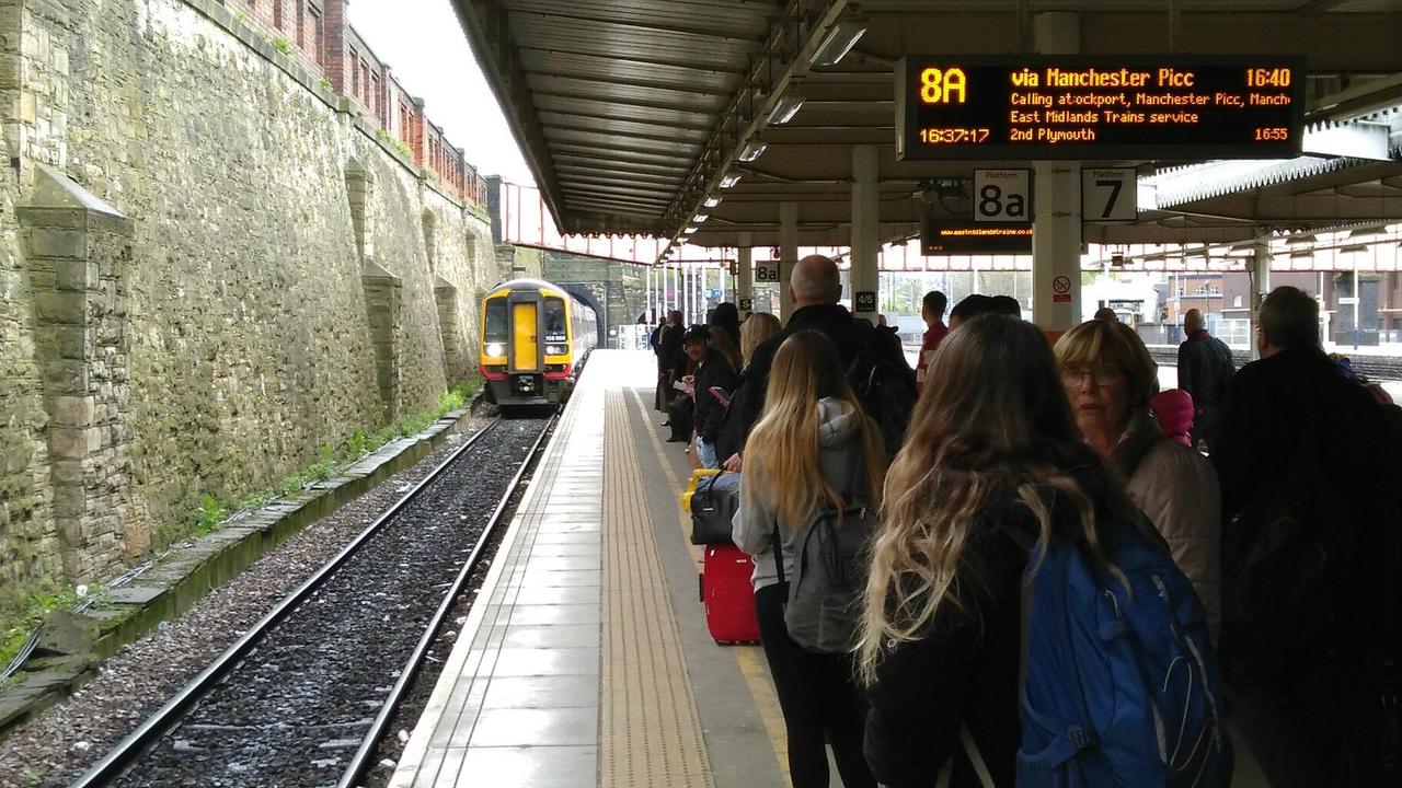 Der Zug nach Manchester fährt in Sheffield ein: Die alten Gleise behindern die Entwicklung der Region