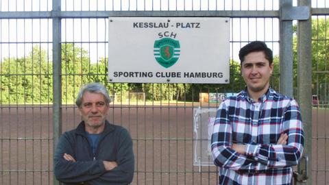 Alfredo Baptista und Patrick Martins vor dem Schild des Sporting Clube Hamburg.