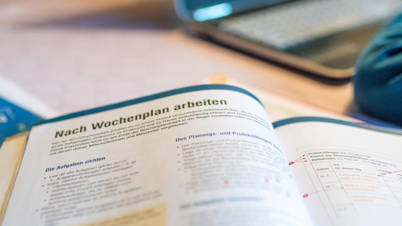 Ein Heft, in dem steht: "Nach Wochenplan arbeiten" Ein Heft, in dem steht: "Nach Wochenplan arbeiten"
