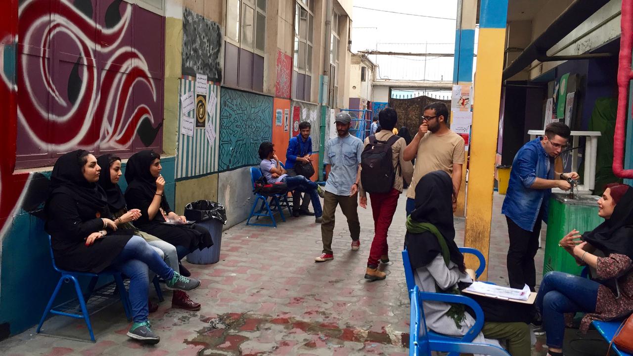 Die Soore Universität der Künste in Teheran (Soore Art University): Studierende und Lehrende treffen sich im Innenhof Die Soore Universität der Künste in Teheran (Soore Art University): Studierende und Lehrende treffen sich im Innenhof