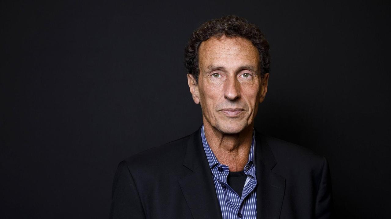 Der Philosoph Julian Nida-Rümelin im Porträt vor schwarzem Hintergrund. Der Philosoph Julian Nida-Rümelin im Porträt vor schwarzem Hintergrund.