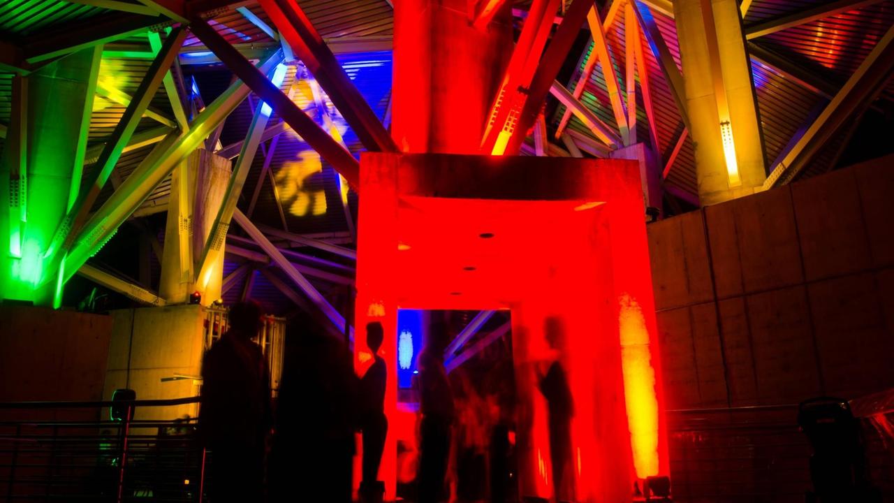 Das Foto zeigt die bunte Dachkonstruktion des "Museo de la Biodiversidad" in Panama-Stadt bei Nacht. Das Foto zeigt die bunte Dachkonstruktion des "Museo de la Biodiversidad" in Panama-Stadt bei Nacht.