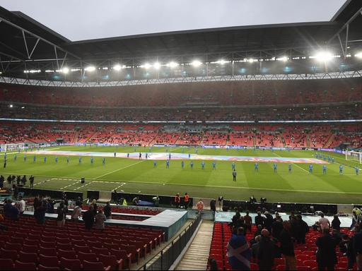 Das Foto zeigt das Wembley-Stadion in London vor dem Gruppenspiel England gegen Schottland bei der EM 2021.