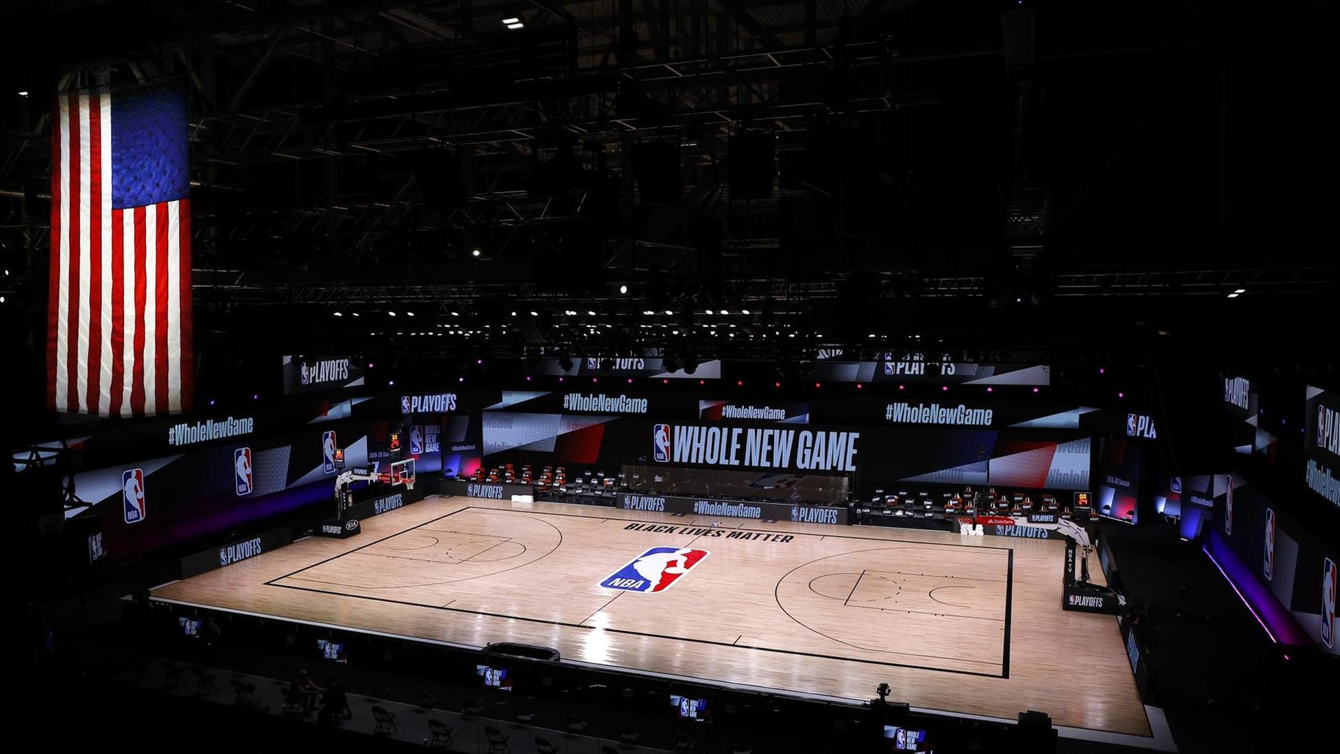 Ein leeres Basketball-Spielfeld. Auf dem Platz steht "Black lives Matter" Ein leeres Basketball-Spielfeld. Auf dem Platz steht "Black lives Matter"