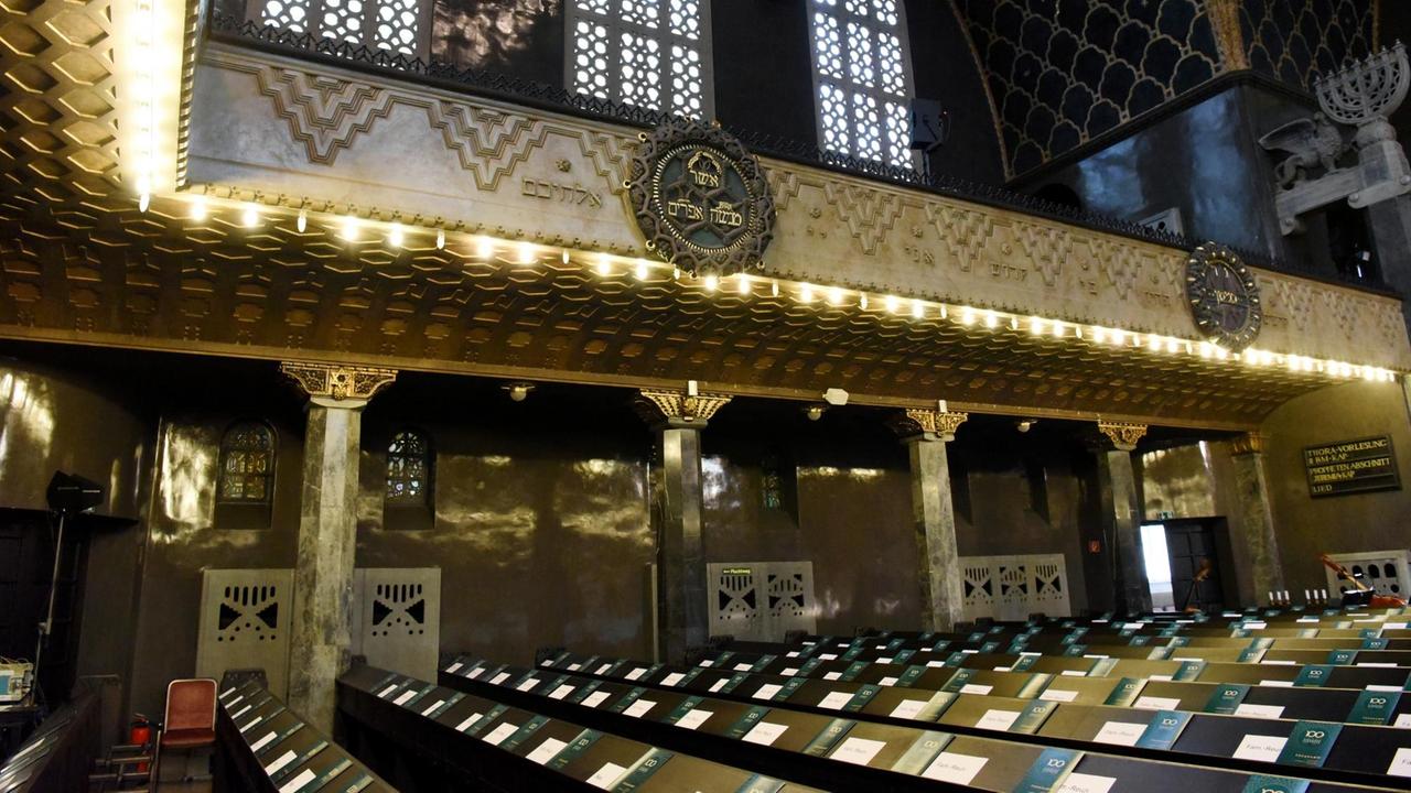 Die noch leeren Bänke harren der Gäste zum Festakt anlässlich der 100-Jahres-Feier der Einweihung der Großen Synagoge Augsburg. Die noch leeren Bänke harren der Gäste zum Festakt anlässlich der 100-Jahres-Feier der Einweihung der Großen Synagoge Augsburg.