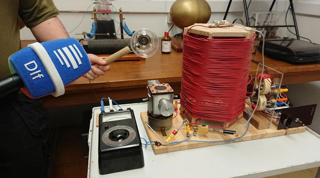 Ein technisches Gerät mit einer großen Drahtspule wird vorgeführt. Ein technisches Gerät mit einer großen Drahtspule wird vorgeführt.