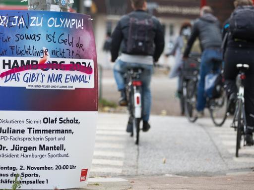 Ein Plakat mit der Einladung zu einer Diskussionsrunde zu Hamburgs Olympiabewerbung "Hamburg 2024" wurde mit kritischen Anmerkungen von Olympia-Gegner versehen.